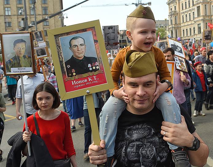Москва. Участники акции памяти «Бессмертный полк» во время шествия по Тверской улице 