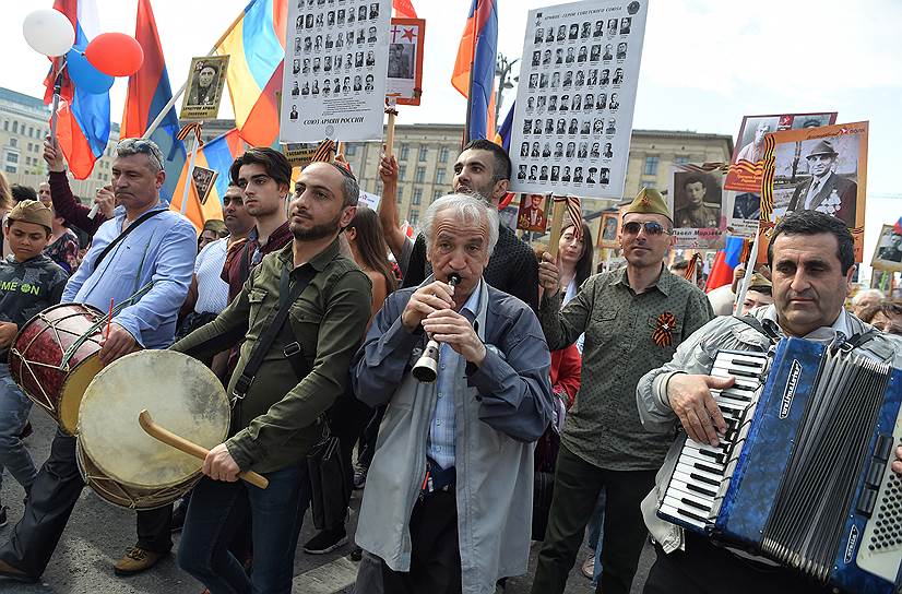 Москва. Участники акции памяти «Бессмертный полк» во время шествия по Тверской улице 
