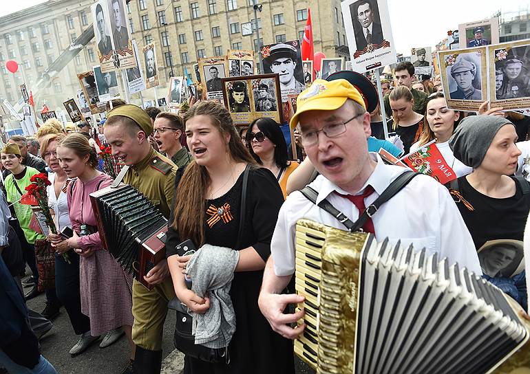 Москва. Участники акции памяти «Бессмертный полк» во время шествия по Тверской улице 
