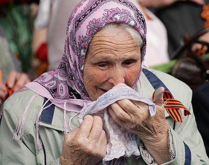 Нижний Новгород. Участница шествия от Верхне-Волжской набережной до Парка Победы 9 мая
