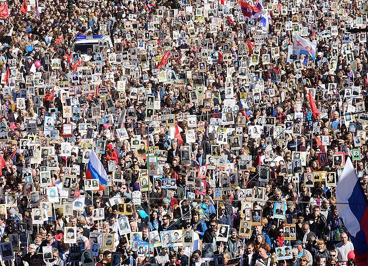 Санкт-Петербург. Участники акции памяти «Бессмертный полк» во время шествия по Невскому проспекту 