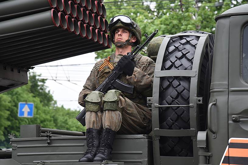 Воронеж. Военный парад на площади Ленина, посвященный 74-й годовщине Победы в Великой Отечественной войне