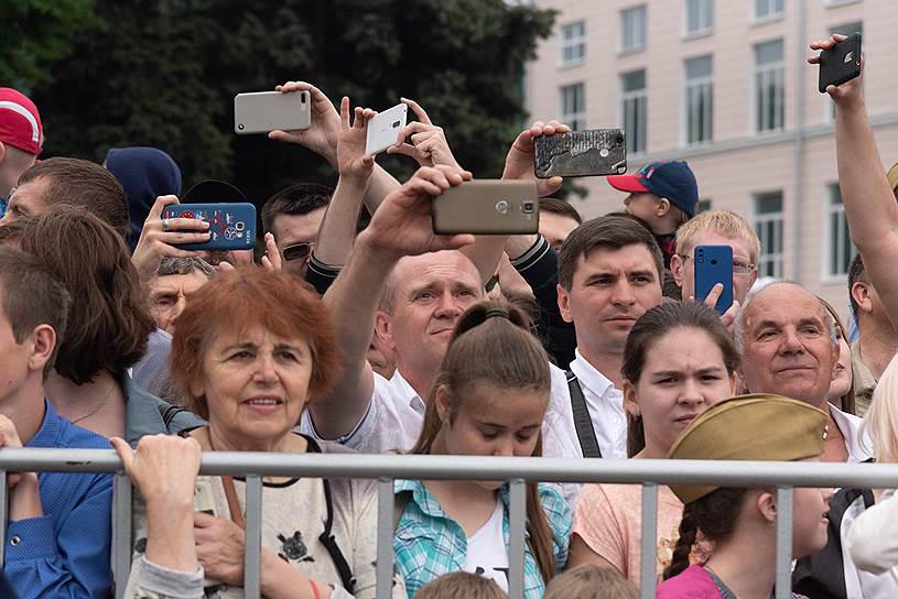 Воронеж. Зрители во время Парада Победы