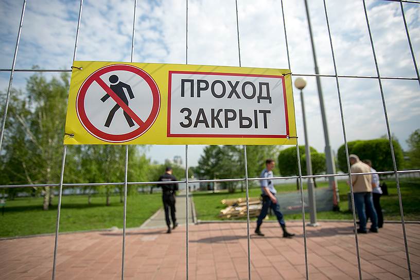 Противников строительства храма удалось вытеснить после того, как к охране площадки присоединились бойцы академии единоборств Русской медной компании. Полиция в конфликт не вмешивалась