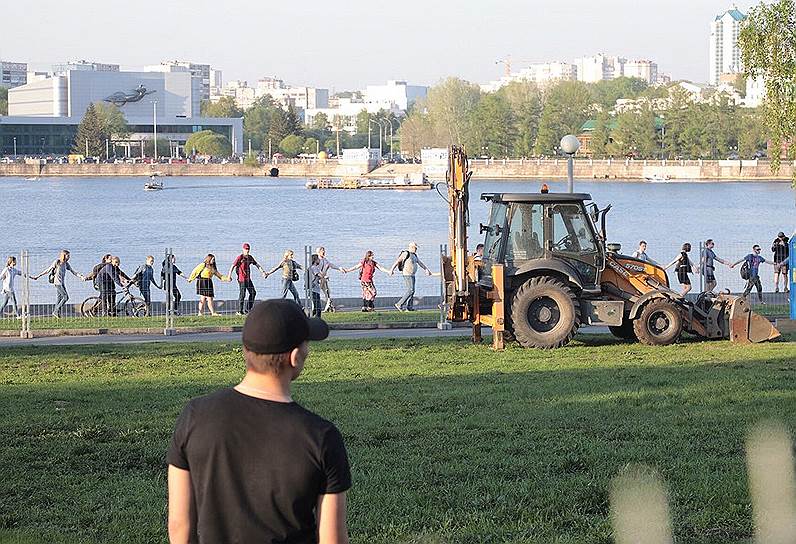 В ходе несогласованной акции протеста противники строительства повалили часть ограждения и затем стали гулять по скверу