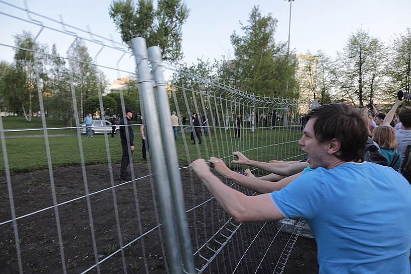 Во время протестной акции противники строительства храма Святой Екатерины разрушили временный забор