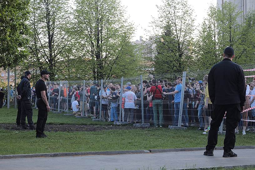 По мнению областных и городских властей, у акций протеста, которые проходят рядом со сквером у театра драмы, есть организаторы