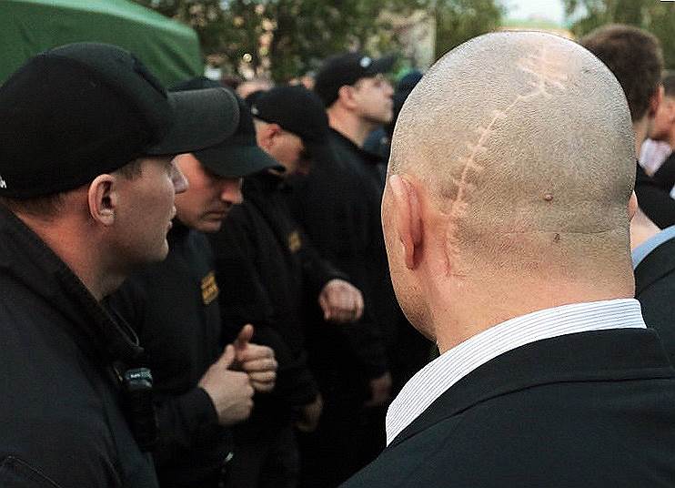 Поводом для конфликта послужило возведение забора на месте будущей стройки — в сквере около театра