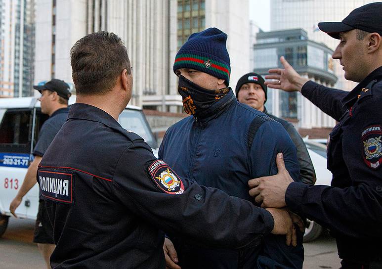 В тот же день акция протеста, в которой приняли участие 2 тыс. человек, возобновилась