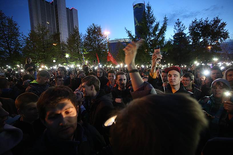 Акция протеста началась 13 мая на территории сквера у Свердловского государственного академического театра драмы, где планируется построить храм Святой Екатерины