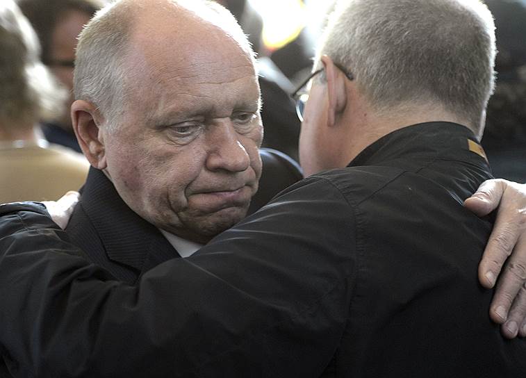 Сергей Доренко умер в больнице, не приходя в сознание. Его тело будет кремировано На фото: первый заместитель руководителя администрации президента РФ Алексей Громов (слева) во время церемонии
