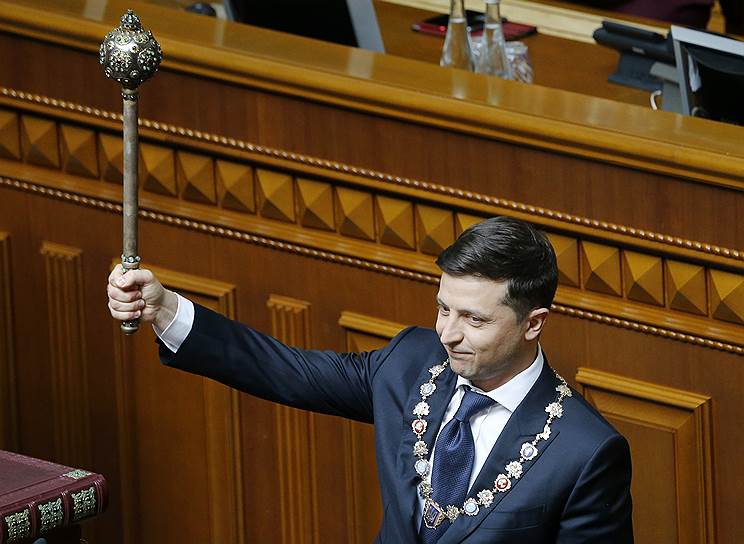 Господину Зеленскому вручили официальные символы власти — знак президента в форме орденской цепи, гербовую печать и булаву
