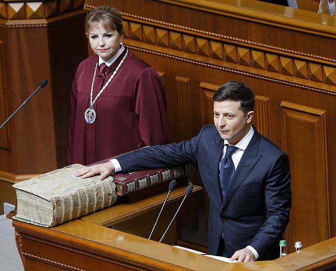 Владимир Зеленский на церемонии инаугурации принес клятву на Библии