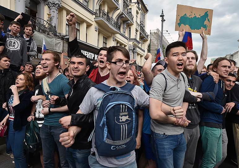 12 июня 2017 года в Москве на Тверской улице прошла акция против коррупции в форме «народных гуляний». В столице, по разным данным, собрались от 40 до 100 тыс. человек. Поводом стало отсутствие реакции властей на фильм-расследование Фонда борьбы с коррупцией