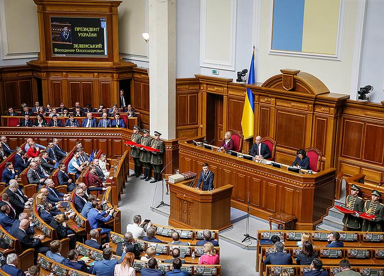 Кроме того, президент Украины призвал в течение двух месяцев уволить главу Службы безопасности Василия Грицака, генпрокурора Юрия Луценко и главу Минобороны Степана Полторака