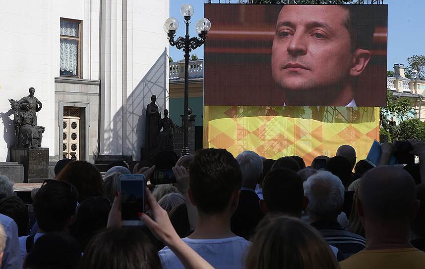 На церемонии Владимир Зеленский также заявил, что распускает парламент страны (Верховную раду). Господин Зеленский призвал членов правительства «освободить места для будущих поколений»
