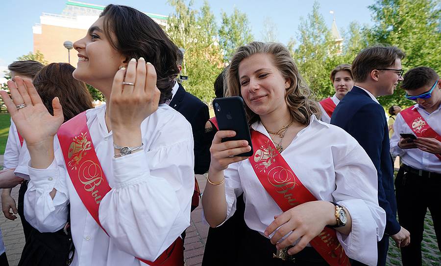 Впереди у выпускников сдача ЕГЭ. Первый экзамен пройдет уже 27 мая На фото: московские школьники во время гуляний в центре города