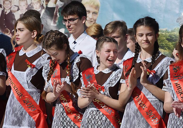 В 2019 году выросло количество выпускников 11 классов, которые сдают ЕГЭ по естественнонаучным предметам. Так, экзамен по физике выбрали 174 тыс. выпускников, что на 19 тыс. больше, чем в прошлом году На фото: крымские школьники во время последнего звонка