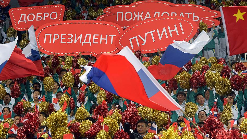 Зрители на стадионе во время посещения президента России Владимира Путина и председателя КНР Си Цзиньпина товарищеского матча юношеских команд по хоккею во Дворце спорта «Тяньцзинь» в Циндао, Китай. 2018 год