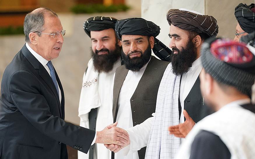 Министр иностранных дел России Сергей Лавров (слева)  