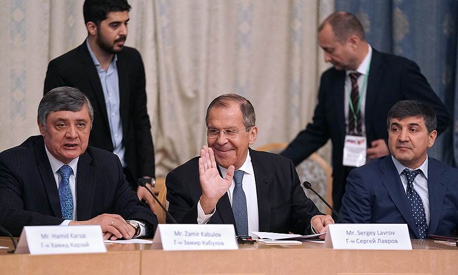 Слева направо: спецпредставитель президента России по Афганистану Замир Кабулов, министр иностранных дел России Сергей Лавров и генеральный директор ООО «Алокозай-Интернешнл» Мохаммад Надир Шах 