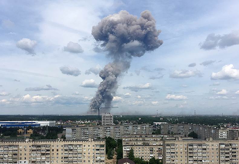Информация о взрыве на территории оборонного завода «Кристалл» в Нижегородской области поступила в 11:50 по местному времени (совпадает с московским). Местные жители выкладывали в социальные сети видео с огромным столбом дыма, который поднимался над городом 