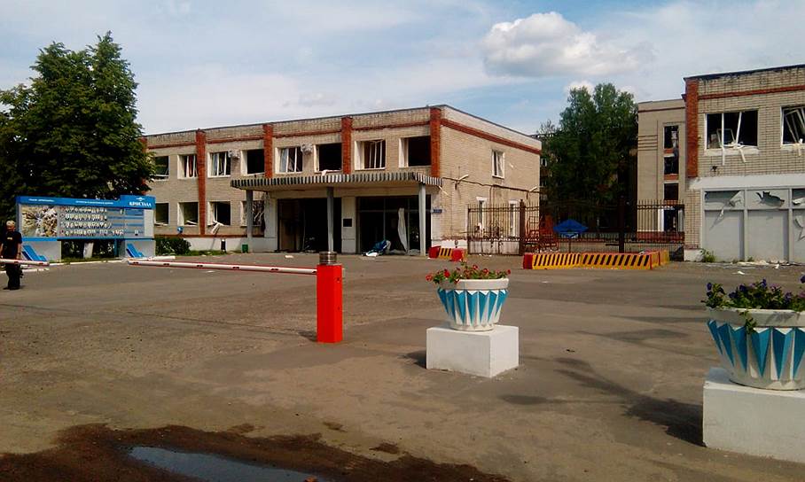 Из-за взрыва обрушился один из цехов и начался пожар на площади 100 кв. м. На место происшествия выехали сотрудники министерства и медицины катастроф 