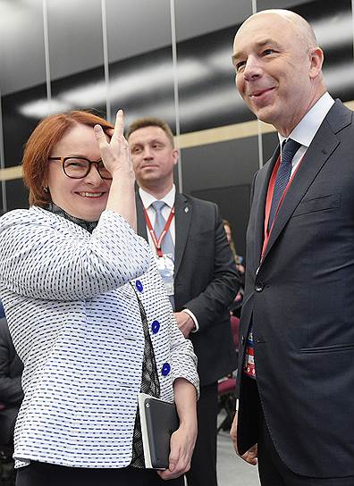 Первый заместитель председателя правительства России - министр финансов России Антон Силуанов (справа) и председатель Центрального Банка России Эльвира Набиуллина (слева) перед началом пленарного заседания "Российская экономика в поисках стимулов роста"