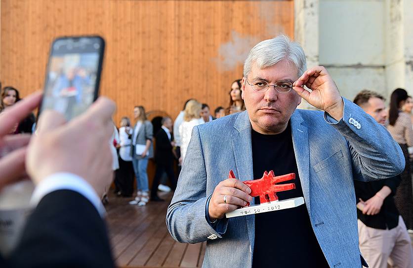 Писатель Евгений Водолазкин на церемонии вручения премии журнала «Собака» — «ТОП 50. Самые знаменитые люди Петербурга»