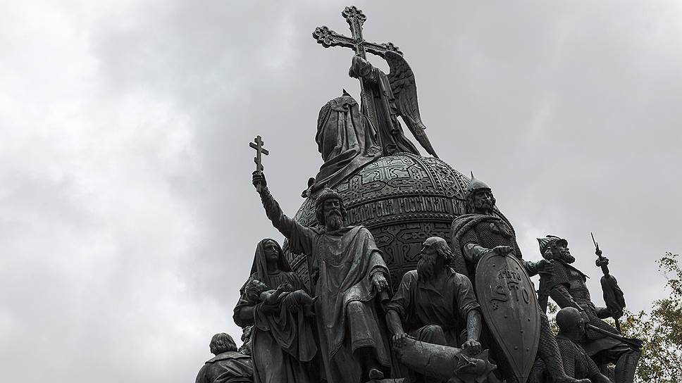 Памятник в Великом Новгороде «Тысячелетие России» 