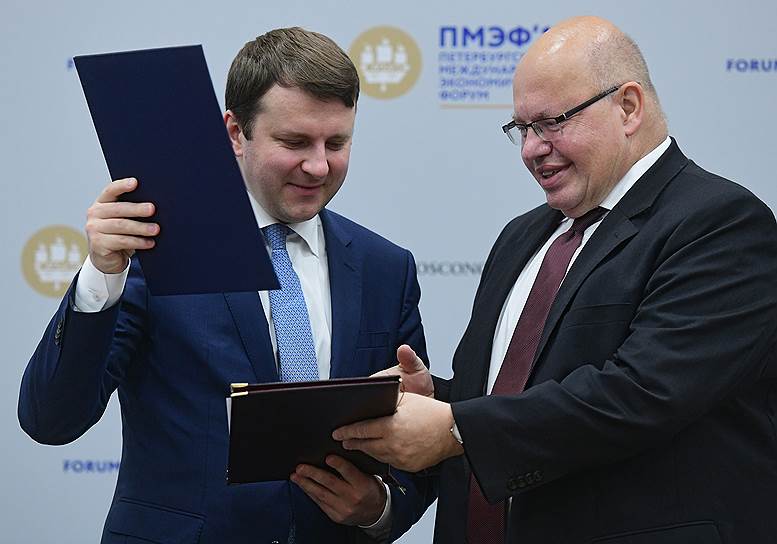 Министр экономики и энергетики ФРГ Петер Альтмайер (справа) и министр экономического развития России Максим Орешкин после окончания сессии «Лидеры производительности: международный опыт в достижении национальных целей»