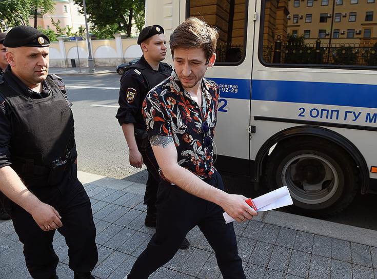 Журналист Григорий Туманов у здания ГУ МВД России по городу Москве