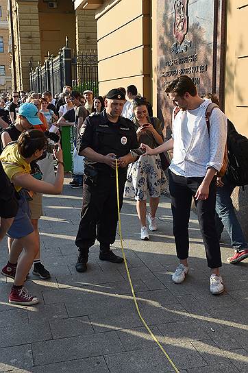 Одиночные пикеты против задержания корреспондента издания «Медузы» Ивана Голунова у здания ГУ МВД России по городу Москве