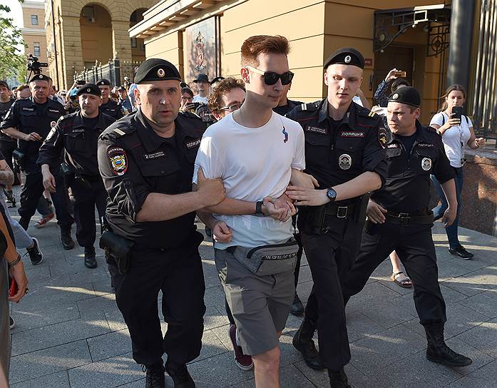 Задержание участника одиночного пикета против задержания корреспондента издания «Медузы» Ивана Голунова у здания ГУ МВД России по городу Москве