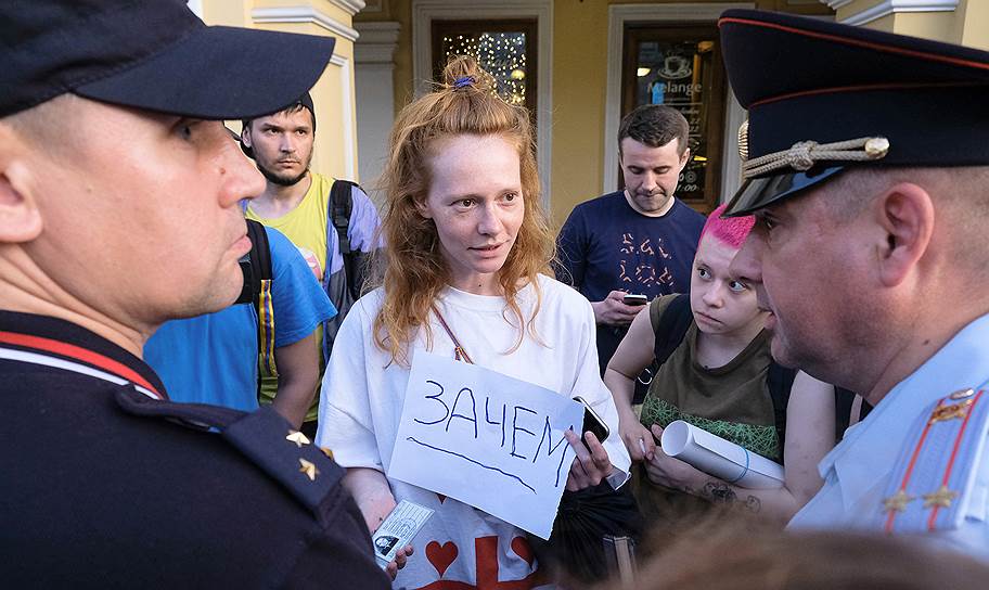 Одиночный пикет в поддержку журналиста Ивана Голунова у станции метро «Гостиный Двор» в Санкт-Петербурге