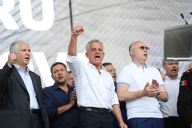 Председатель Демократической партии Молдавии (ДПМ) Владимир Плахотнюк (в центре) и исполняющий обязанности премьер-министра Молдавии, член Демократической партии Молдавии Павел Филип (второй справа) во время митинга демократической партии Молдавии