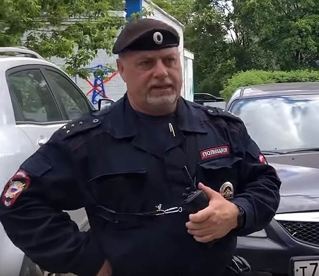 8 июня, по словам главы международной правозащитной группы «Агора» Павела Чикова, неизвестный капитан не разрешал адвокатам поговорить с Иваном Голуновым в больнице. Позже читатели Telegram-канала опознали в нем сотрудника полиции Илью Телешова