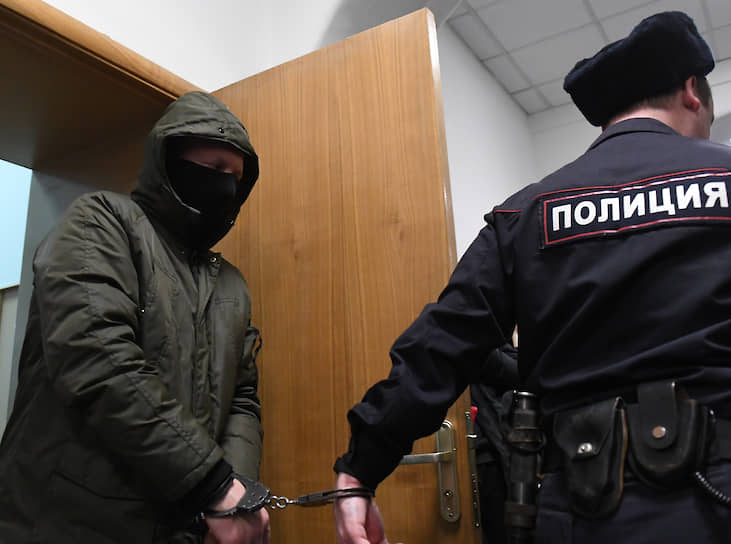 Участвовали в задержании журналиста и осмотре его квартиры. В разговоре со следователем в полиции, в частности, Роман Феофанов, рассказал, что надел на задержанного наручники, так как тот «вел себя неадекватно». 29 января 2020 года полицейский был задержан, а 30 января Басманный суд Москвы арестовал его на два месяца по делу о подбросе наркотиков. В мае 2021 года был приговорен к 8 годам колонии общего режима, в марте 2022 года суд смягчил наказание до 7,5 лет