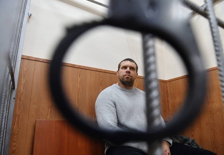 Во время показаний в УВД рассказал, что сотрудники полиции якобы знали, что журналист употребляет и распространяет наркотики. Также по его словам, Иван Голунов «оборудовал свое жилище с целью сбыта наркотических веществ». В 2018 году был награжден дипломом УВД ЗАО Москвы как «лучший сотрудник отдела по контролю за оборотом наркотиков». 29 января 2020 года был задержан, а на следующий день Басманный суд Москвы арестовал его на два месяца по делу о подбросе наркотиков. Признал вину, заявив, что подбросил наркотики Голунову по указанию своего начальника Игоря Ляховца. В мае 2021 года Мосгорсуд назначил ему наказание в виде пяти лет колонии общего режима. В марте 2022 года суд смягчил наказание до 4,5 лет