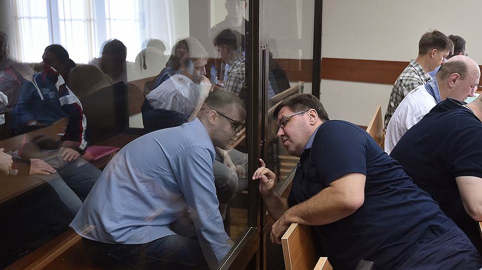 Обвиняемый по делу движения «Новое величие» Вячеслав Крюков (слева)