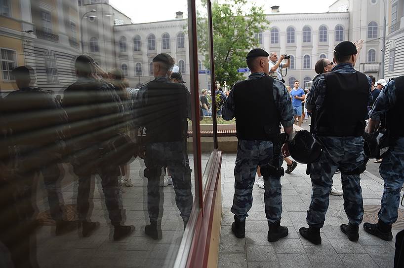 Сотрудники полиции на Чистых прудах