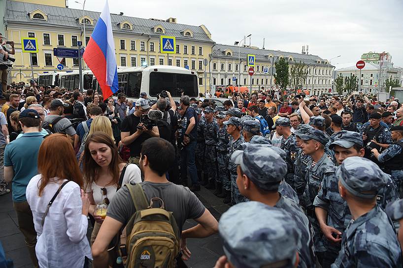 Площадка у станции метро «Чистые пруды» была оцеплена. По ее периметру установлены рамки металлоискателей