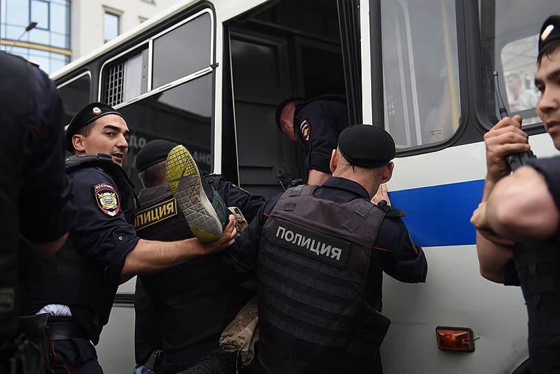 Задержание участников акции на Чистых прудах