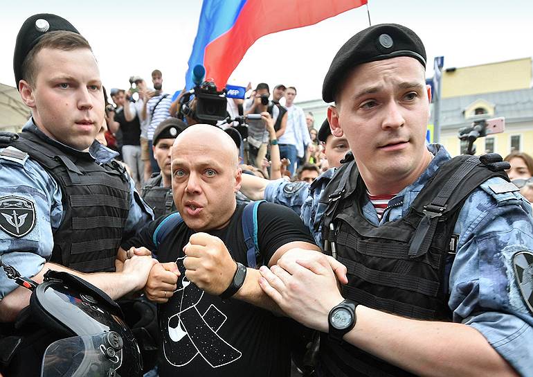 Задержания начались сразу после начала марша, стартовавшего в 12:19 у станции метро «Чистые пруды»