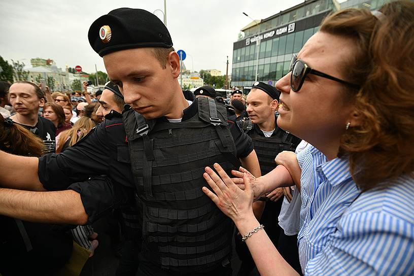 Участники акции должны были пройти по маршруту от станции метро «Чистые пруды» до Петровки, 38
