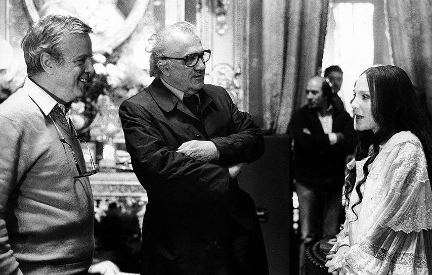 Итальянский режиссер Федерико Феллини (в центре), Франко Дзеффирелли и канадская оперная певица Тереза Стратас на съемках фильма «Травиата»