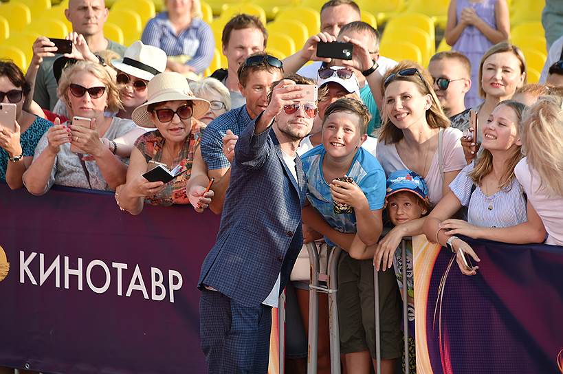 Актер Александр Петров (в центре) во время церемонии закрытия 30-го Открытого российского кинофестиваля «Кинотавр» в Сочи 