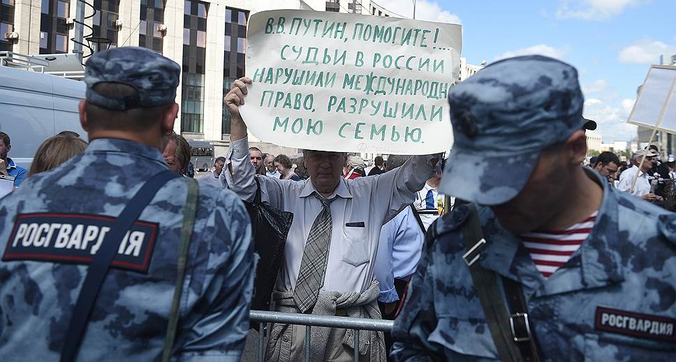К началу мероприятия у установленной на проспекте Сахарова сцены собрались около 500 человек, сообщил корреспондент “Ъ”