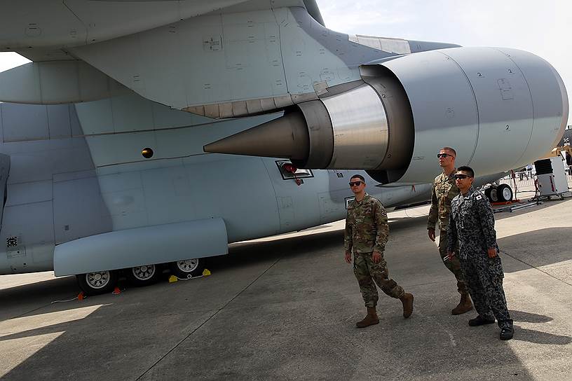 Двухмоторный военно-транспортный самолет Kawasaki C-2