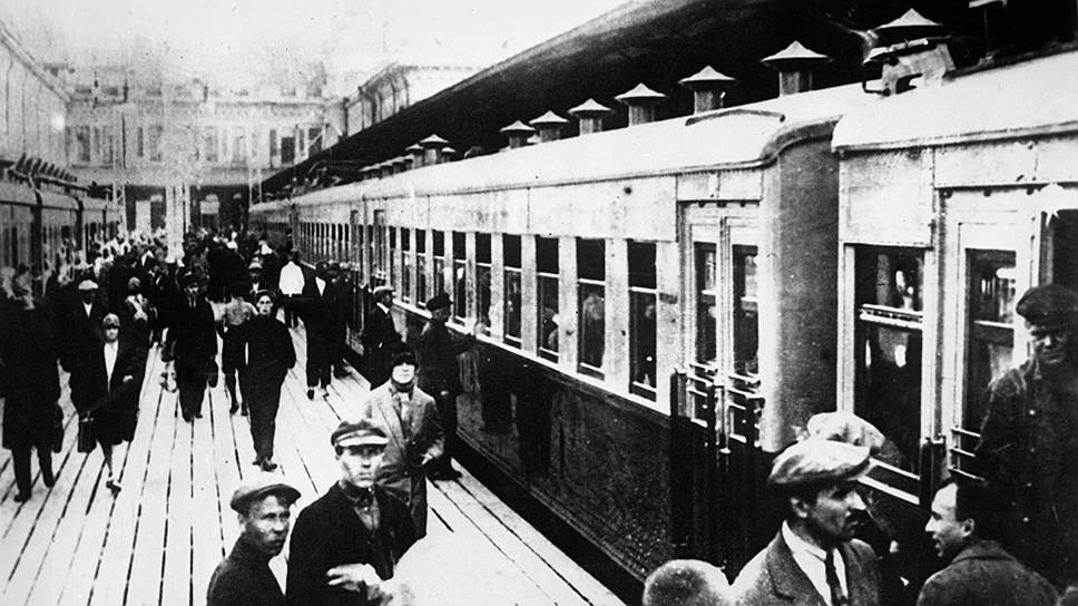 Первый электропоезд перед отправкой из Москвы в Мытищи 1 января 1966 года 